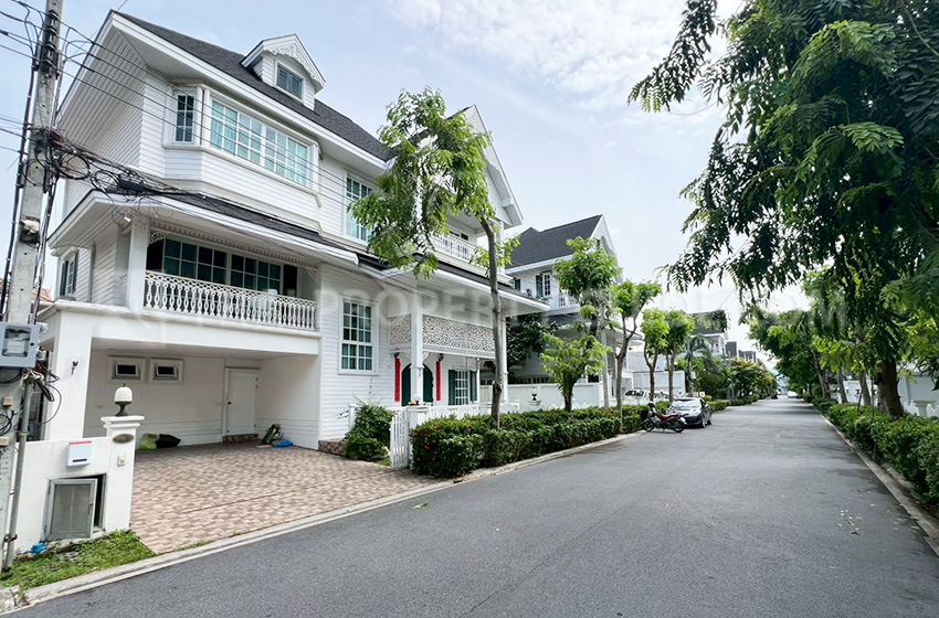 House with Shared Pool in Sukhumvit 